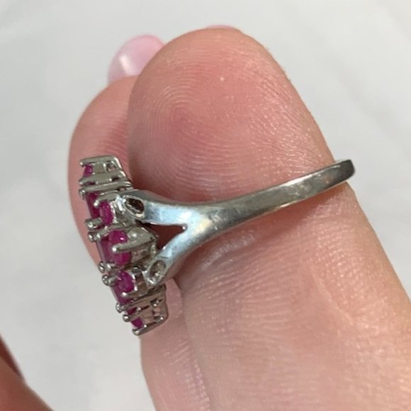 Ruby Ring, 11 stones shaped in a diamond or square, stamped 925 silver, size 7 - Picture 9 of 10